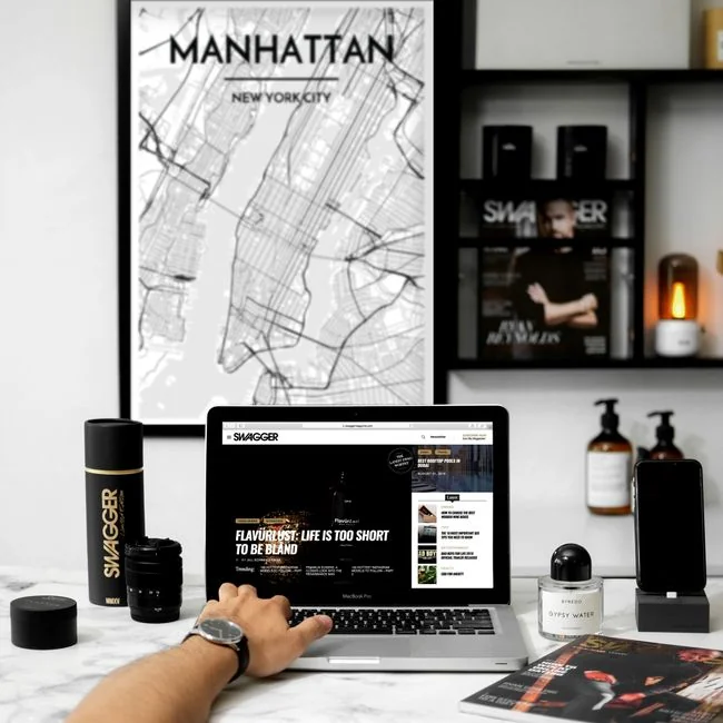 Un espace de travail contemporain avec un ordinateur portable, une tablette et des smartphones, idéal pour les usages tech et freelance.